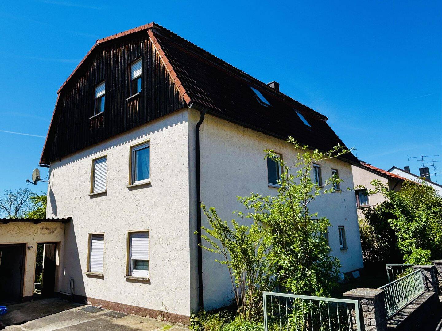 *WOHNEN IN BESTLAGE* Vermietetes 3 Fam.-Wohnhaus mit Südterrassen/Balkone, Garage u. Garten in ruhiger Lage der Kreisstadt, 97437 Haßfurt