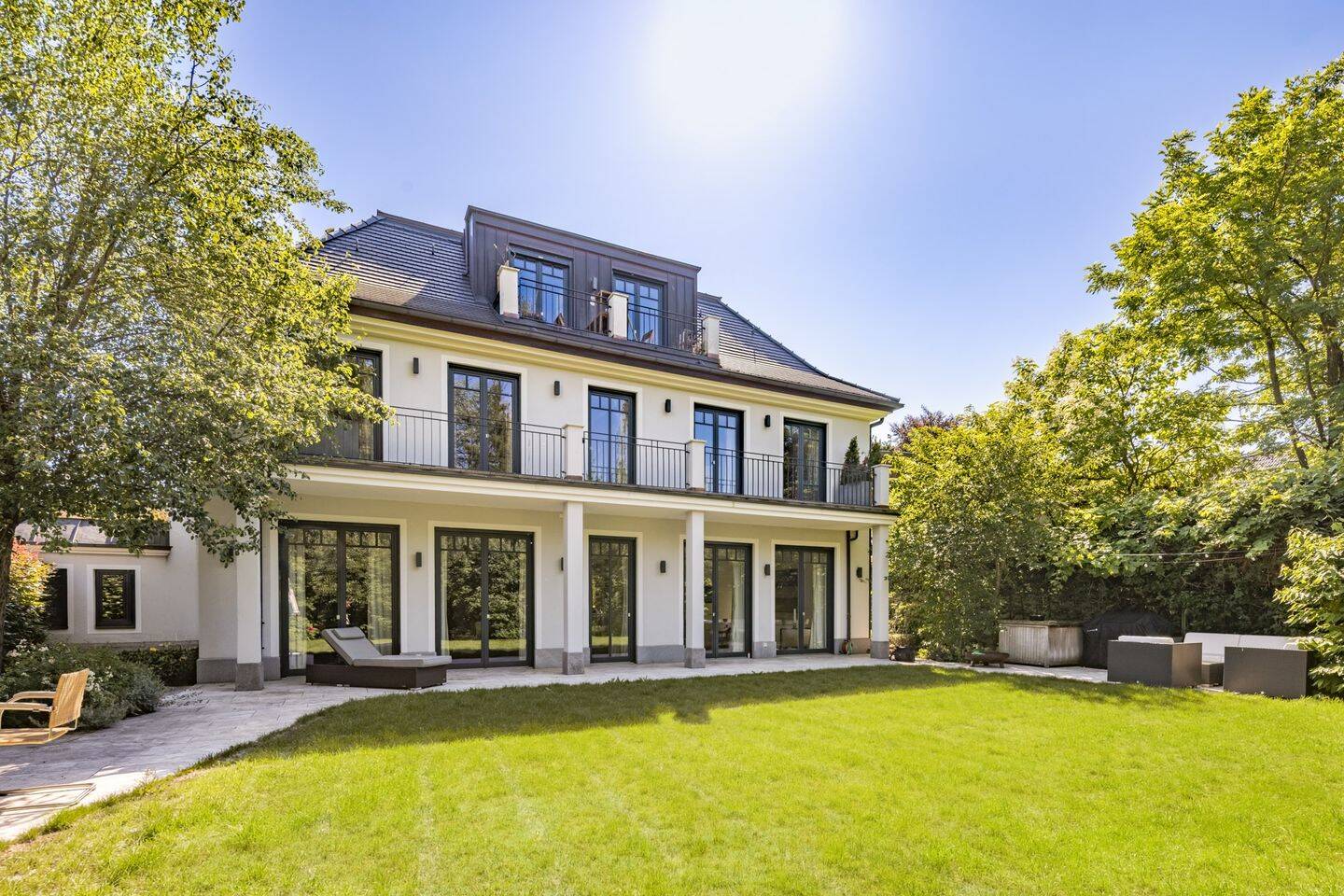 Villa Élysée – Elegante Residenz im Pariser Stil, 81247 München (Allach-Untermenzing Pasing-Obermenzing)