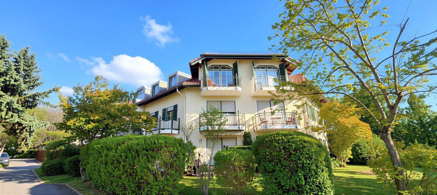 Helle DG-Wohnung mit Balkon & Weinbergblick in ruhiger Lage – hochwertig renoviert, 1445 Radebeul