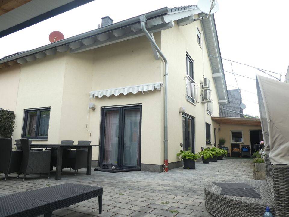 Charmante Doppelhaushälfte mit Doppelgarage in beliebter Wohnlage von Römerberg!, 67354 Römerberg