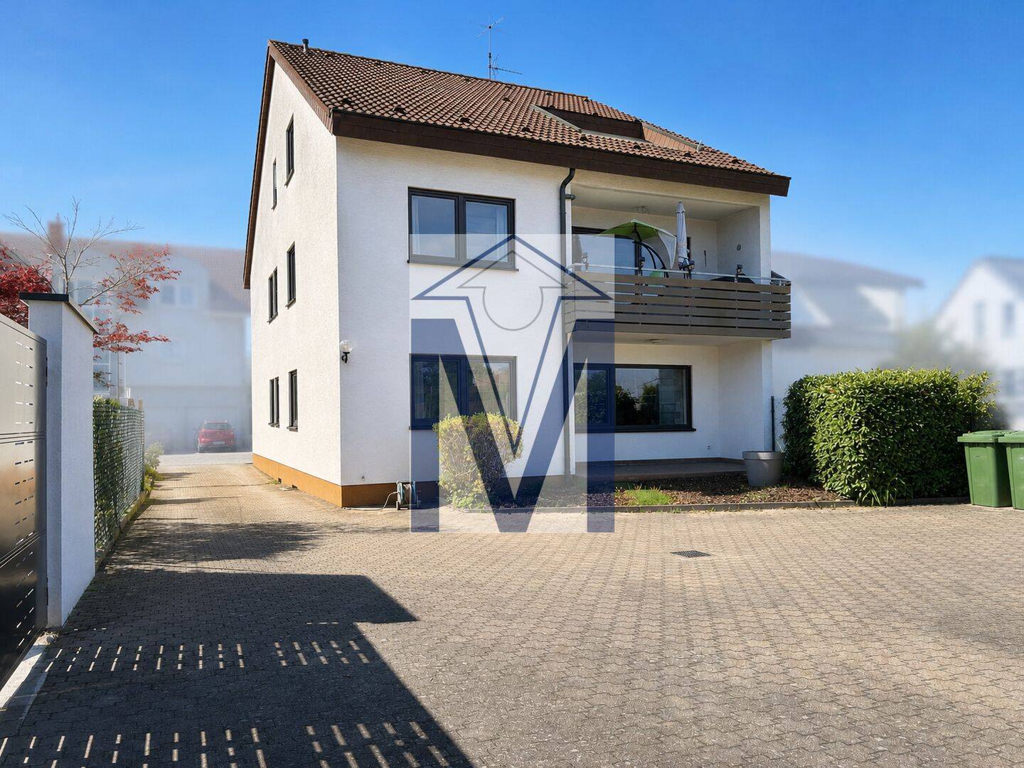 3-Familienhaus mit freier Erdgeschosswohnung, laufenden Mieteinnahmen und 4 Garagen, 68809 Neulußheim