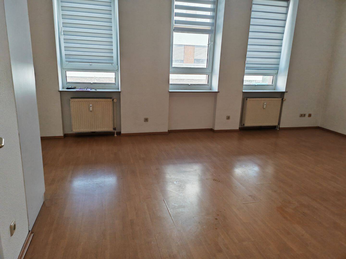2ZIMMERWOHNUNG HELL EBK BAD BALKON AM BUS/S BAHNHOF REW EIFLER GELEHEN RÖDELHEIM BREITLACHERSTR // NÄHE LIDL ALD NETTO RADILOSTR, 60489 Frankfurt am Main (Rödelheim)