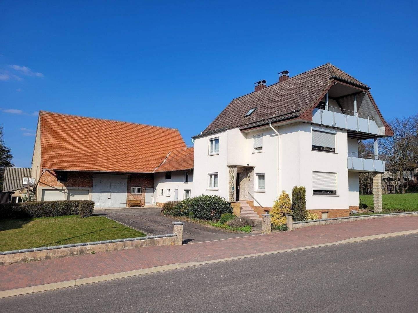 WEITLÄUFIG!!! Ein- Zweifamilienwohnhaus mit Zwischenbau, Scheune und 8206 m² Grundstück, 36284 Hohenroda