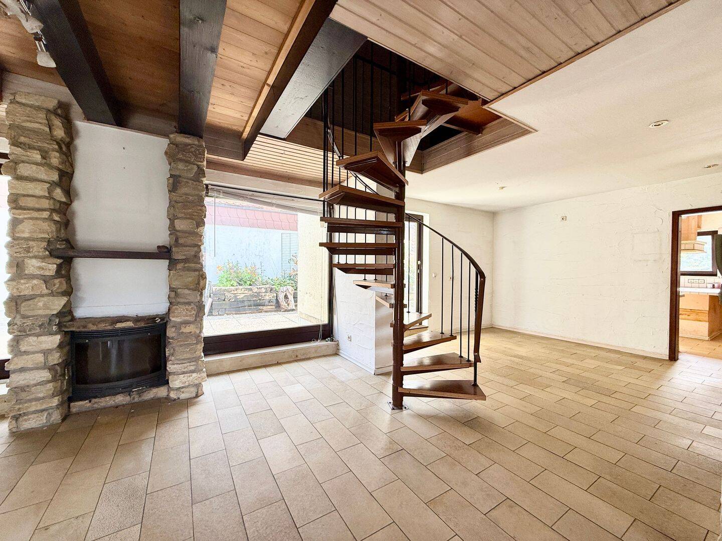 Rohdiamant – Maisonettewohnung mit Potenzial – uneinsehbare Dachterrasse – mitten in Wendelstein, 90530 Wendelstein