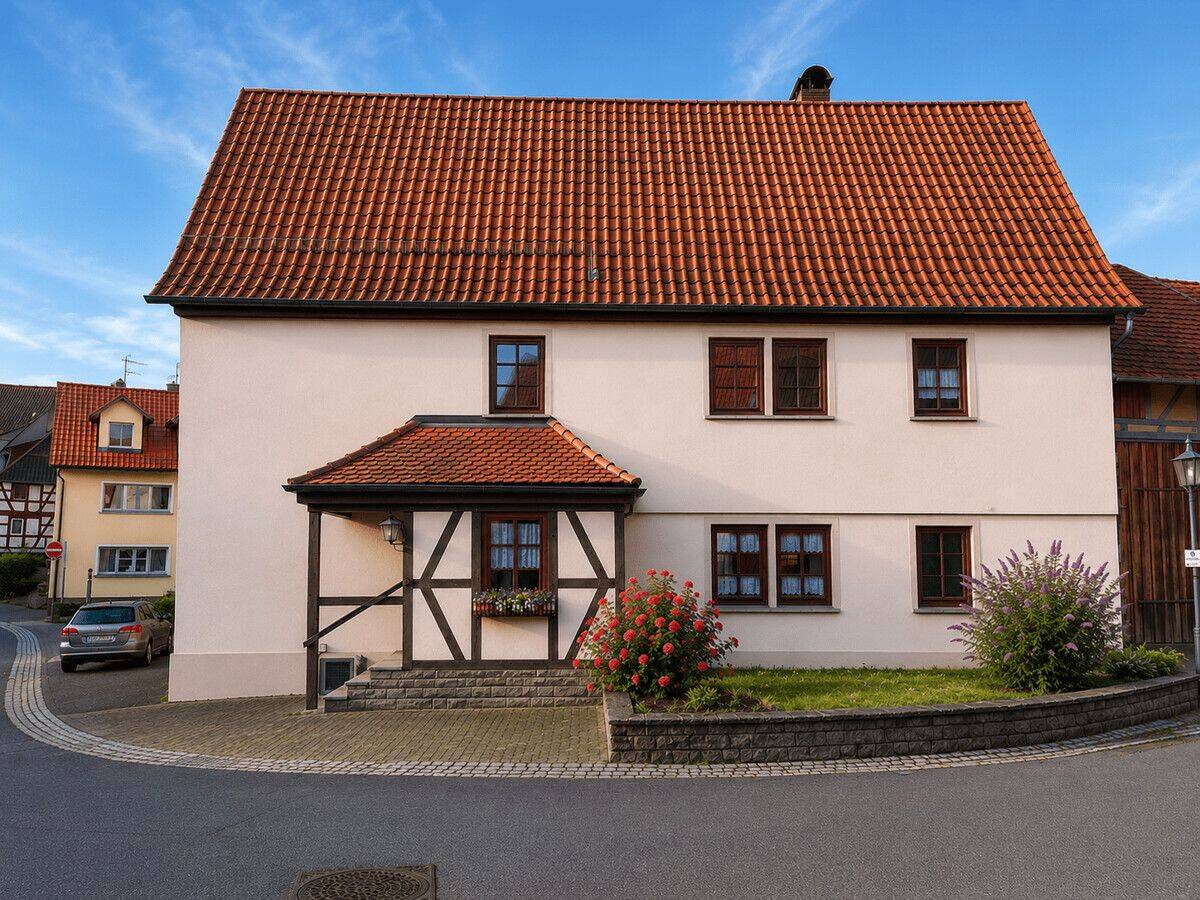 Großzügiges Einfamilienhaus mit Scheune und Garage in ruhiger Lage von Fladungen / Rhön, 97650 Fladungen