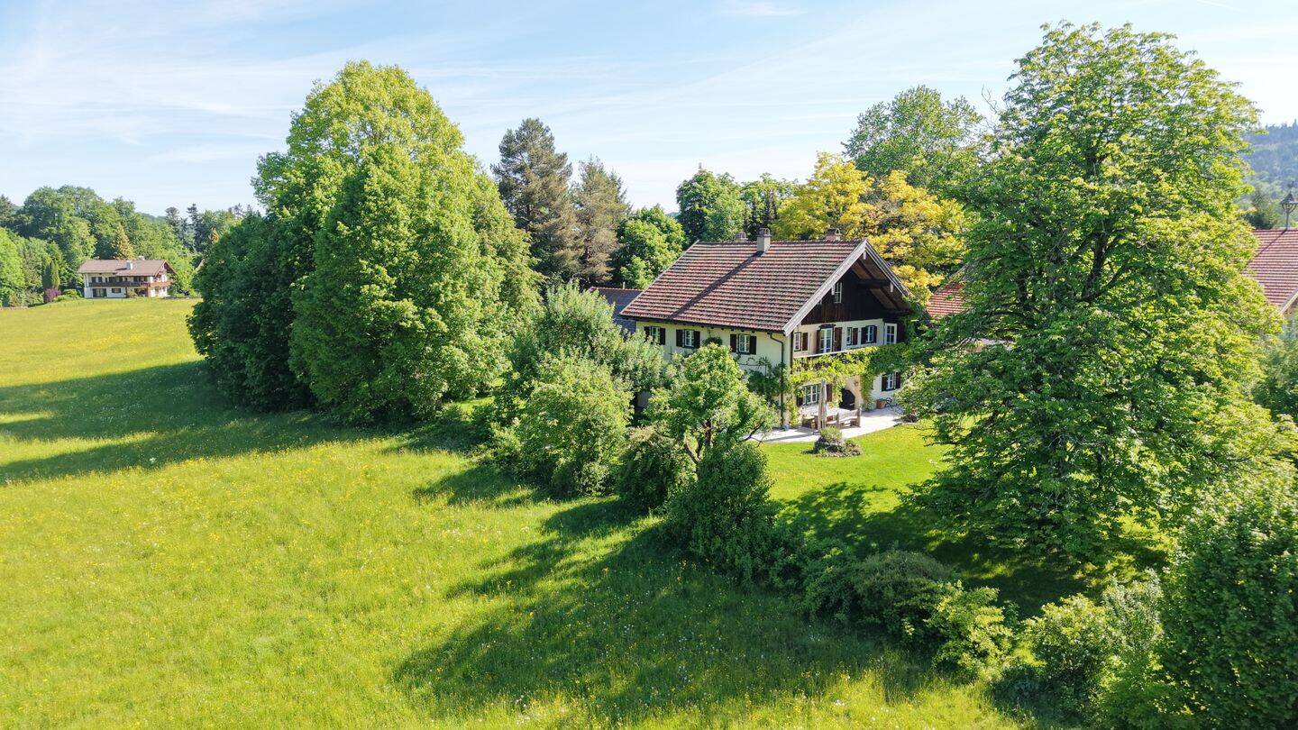 Exponierte Lage im Chiemgau – Stilechtes Bauernsacherl mit 2.600m² Gartengrund – Garagen, Werkstatt, 83313 Siegsdorf