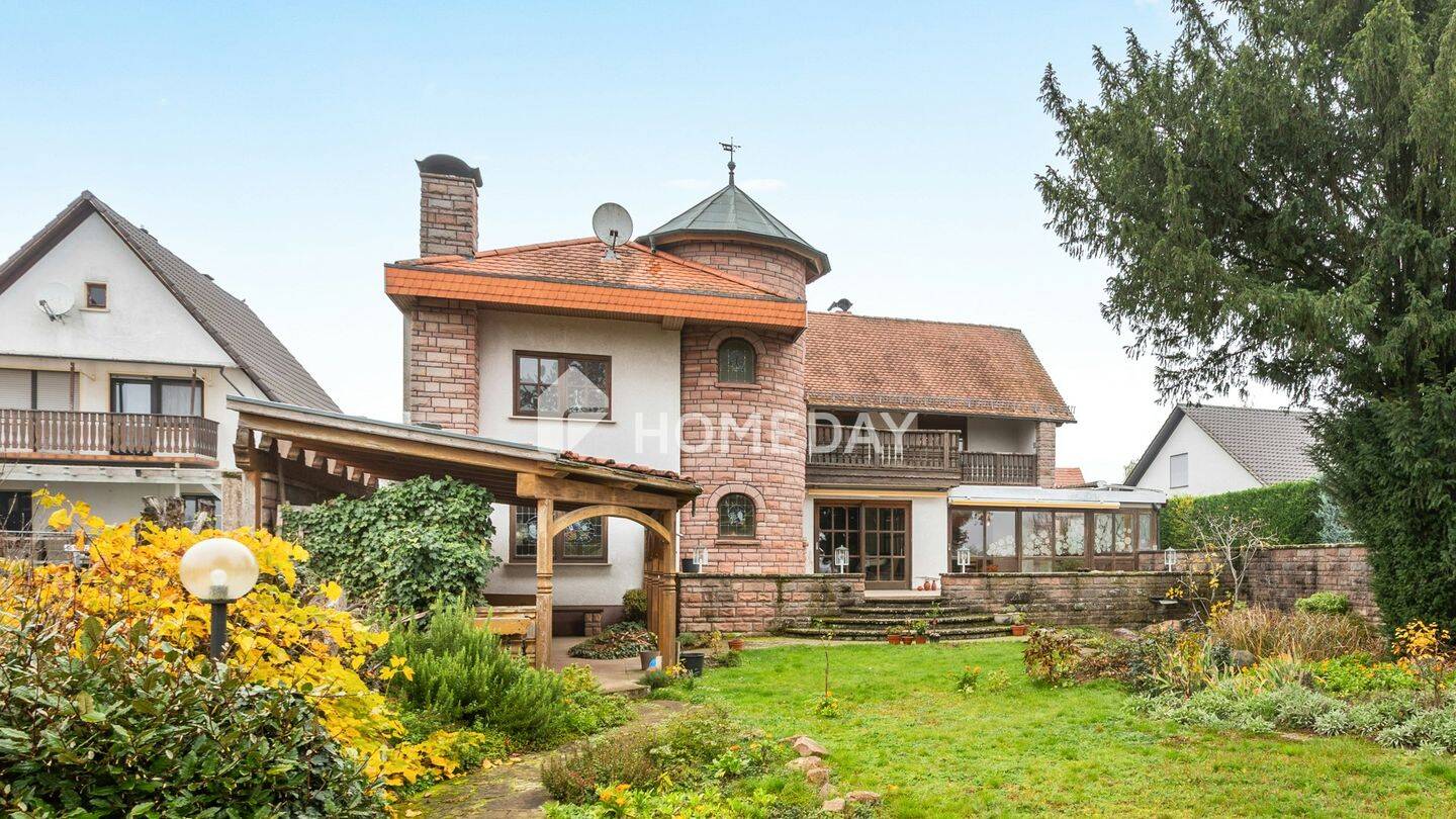 Architektur mit Charakter: großzügige Villa mit Dachterrasse und unverbaubarem Blick ins Grüne, 67363 Lustadt