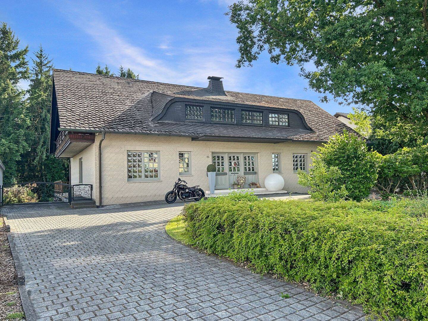 Wohlfühlhaus mit zwei Einliegerwohnungen – stilvoll, vielseitig, in bester Lage, 57610 Altenkirchen (Westerwald)