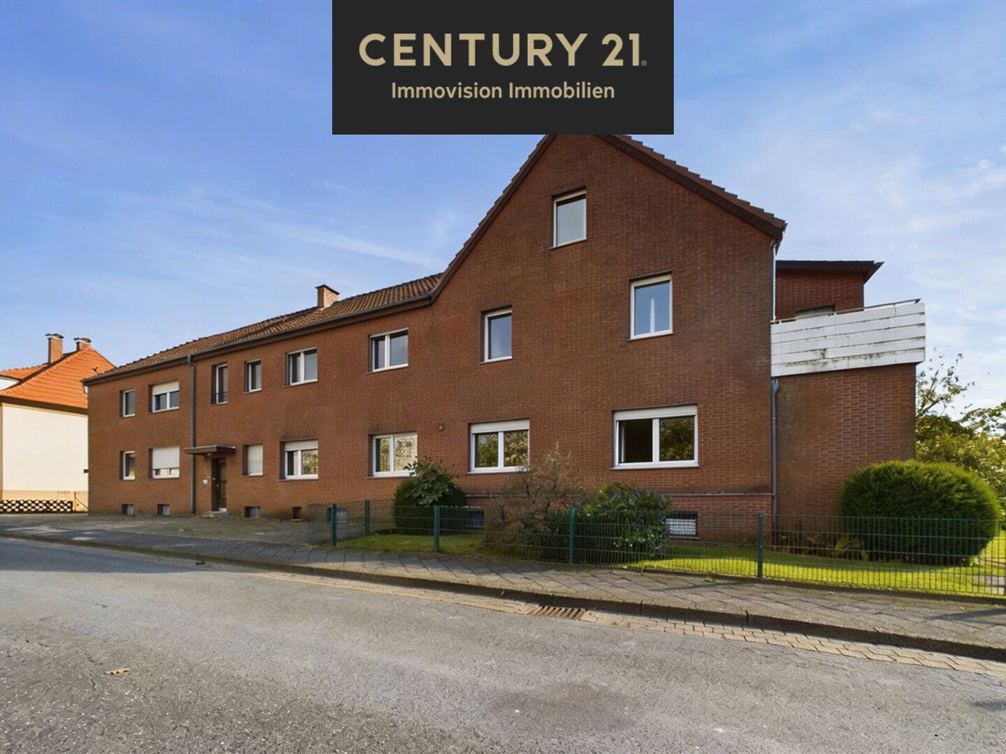 C21 Immovision: Käuferprovisionsfrei & ca. 7% Rendite! 8 Wohnungen, 5 Garagen und 3 Stellplätze