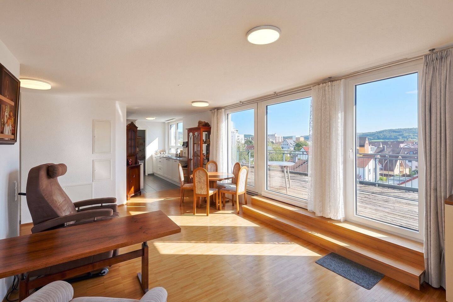 Zentrales Wohnen über den Dächern: Barrierefreie 3-Zimmer-Wohnung mit Weitblick, 71229 Leonberg