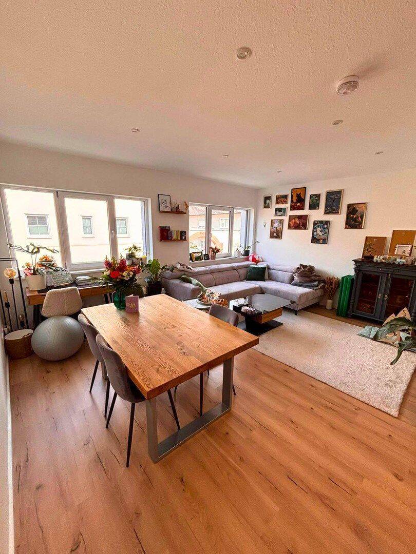 Moderne Wohnung mit Balkon, 63762 Großostheim