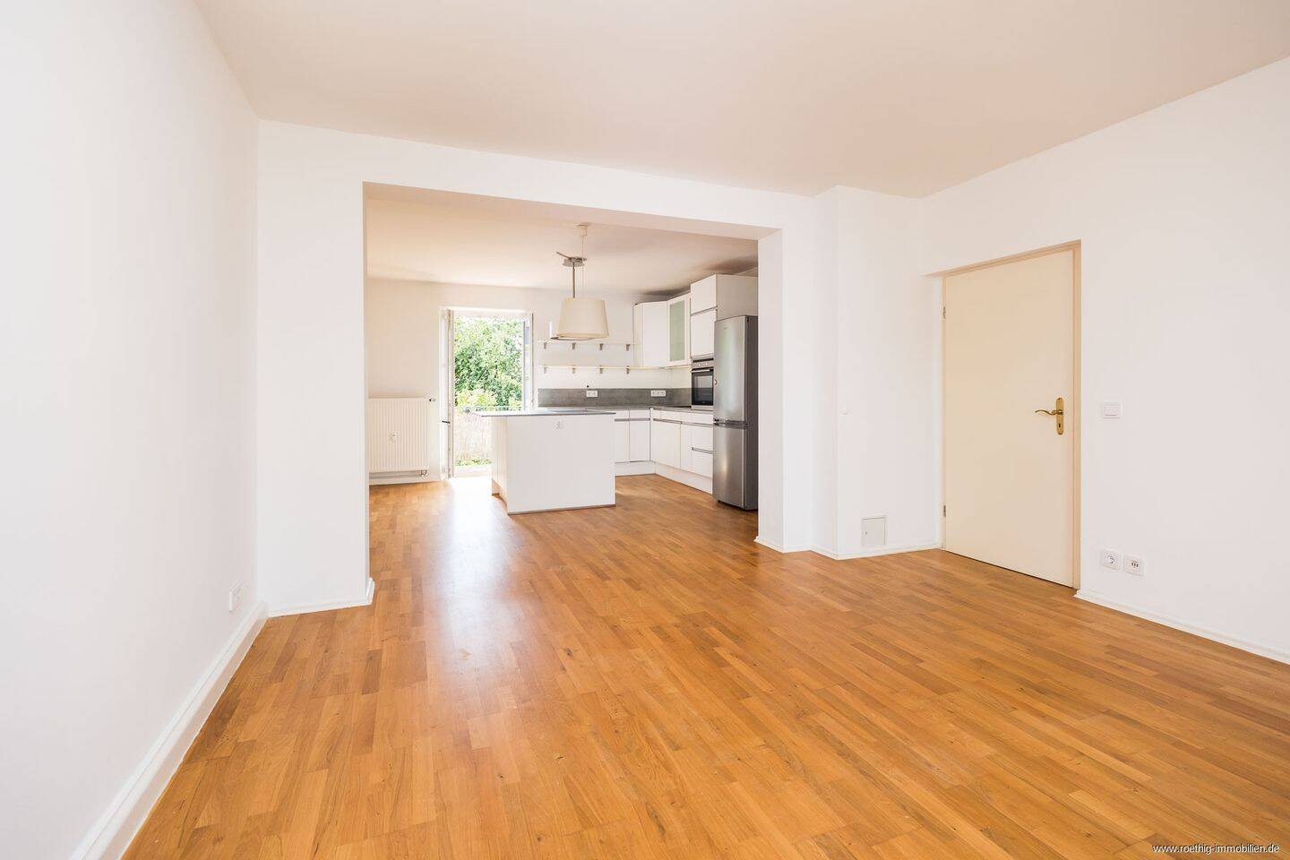 Großzügige 3-Zimmer-Altbauwohnung mit Wohnküche, viel Licht & sonnigem Süd-Ost-/Westbalkon – ideal für WGs., 80993 München (Moosach)