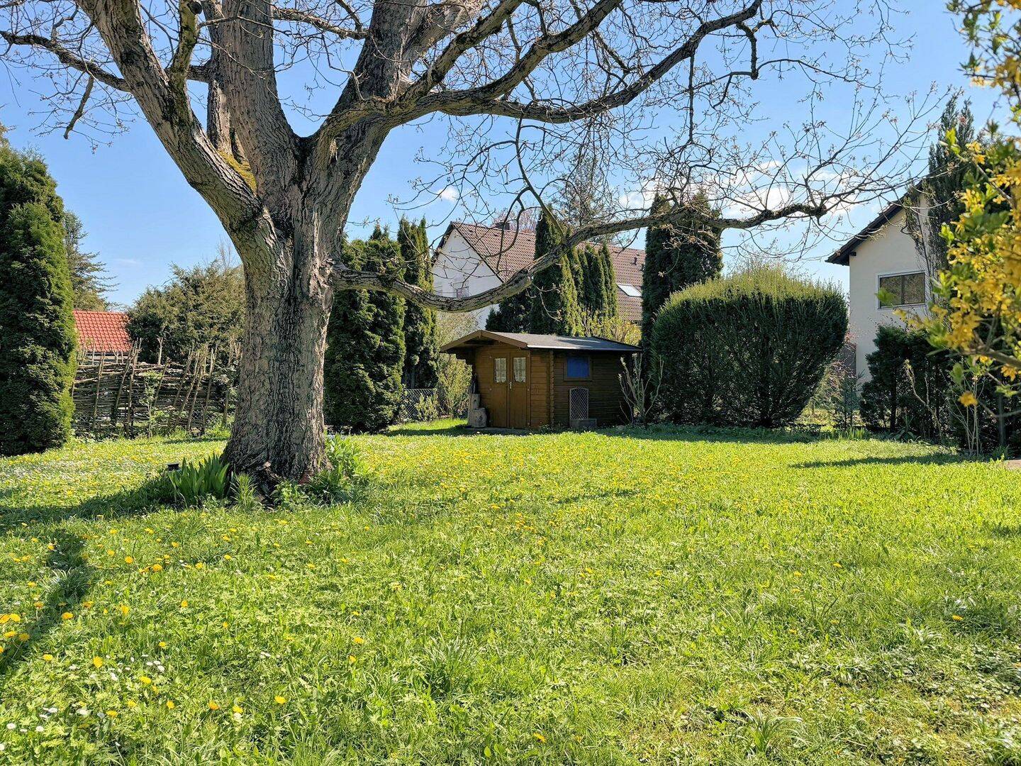 Familienfreundliche Doppelhaushälfte mit großem Garten und Entwicklungspotential, 82194 Gröbenzell