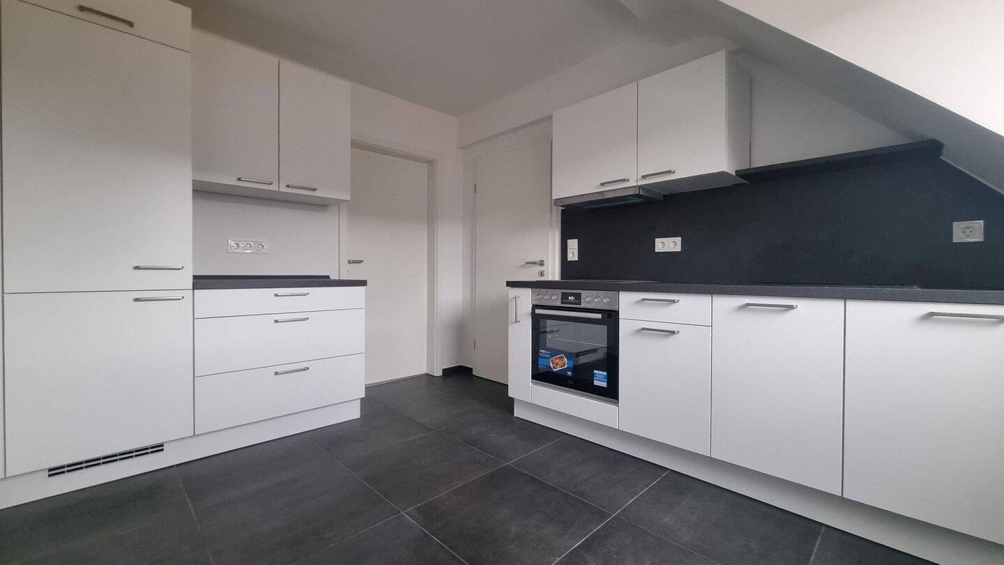 LEERSTEHENDE KERNSANIERTE 2 ZKB DG-WOHNUNG, NOBILIA-EBK UND KELLER IN RUHIGER LAGE OHNE PROVISION, 50737 Köln (Nippes Longerich Weidenpesch)