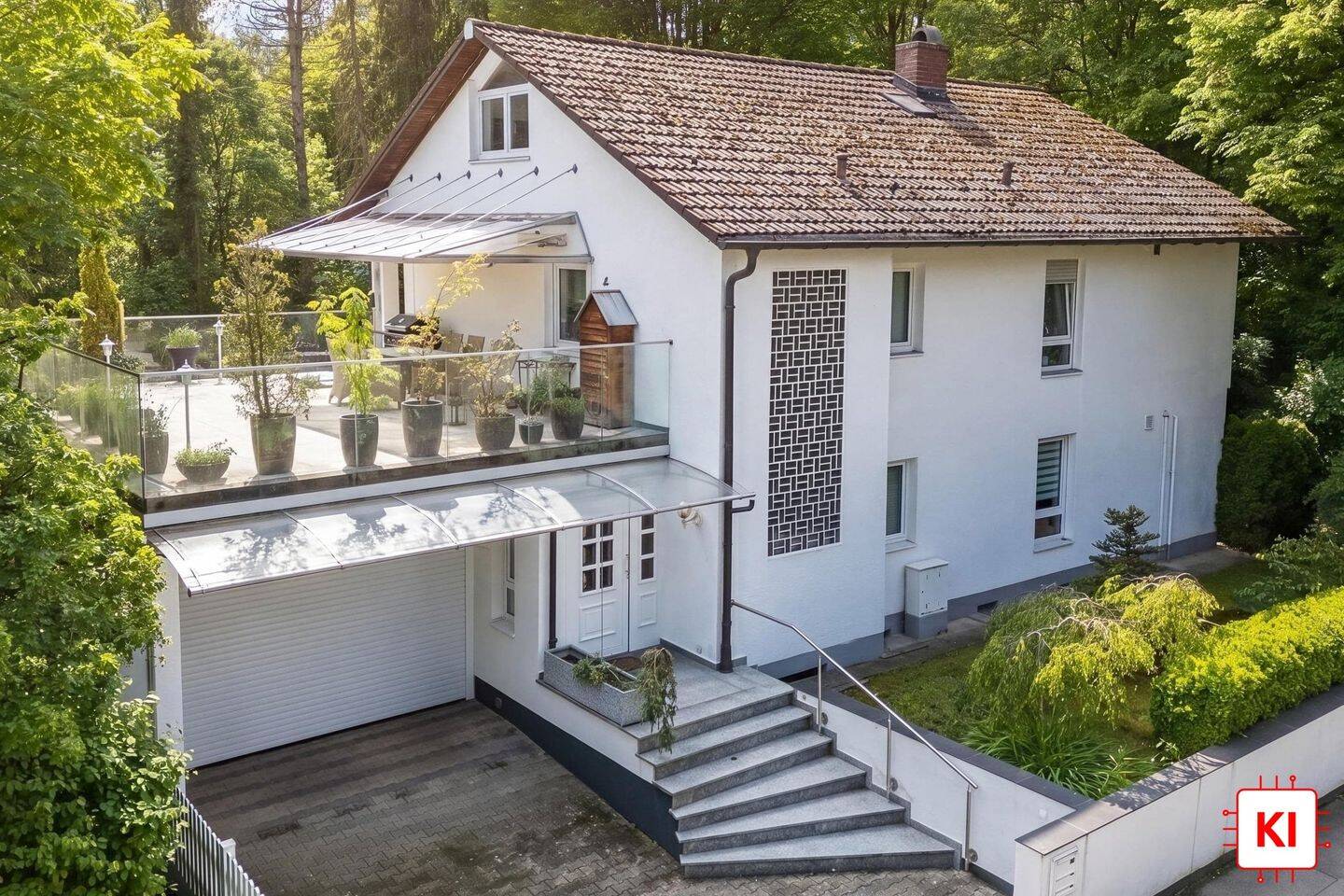 Ein besonderes Zuhause im Grünen: Großzügiges Zweifamilienhaus mit Platz für Generationen, 81927 München (Bogenhausen)
