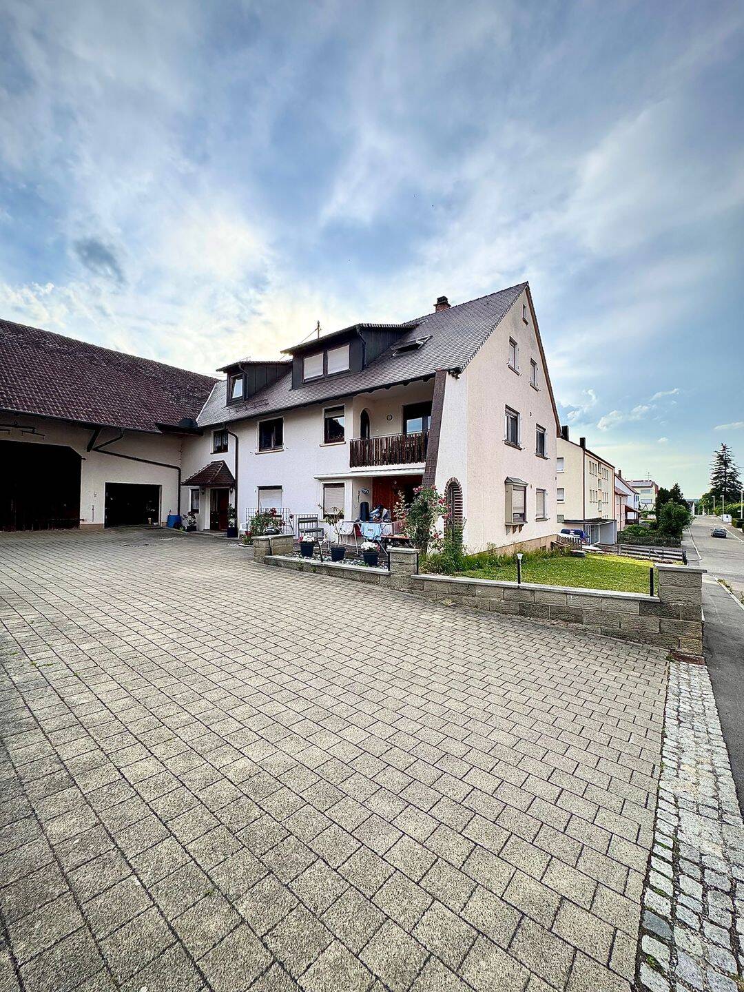 Helle 4,5-Zimmer-Wohnung mit großem Wohnbereich, EBK und Balkon, 89165 Dietenheim