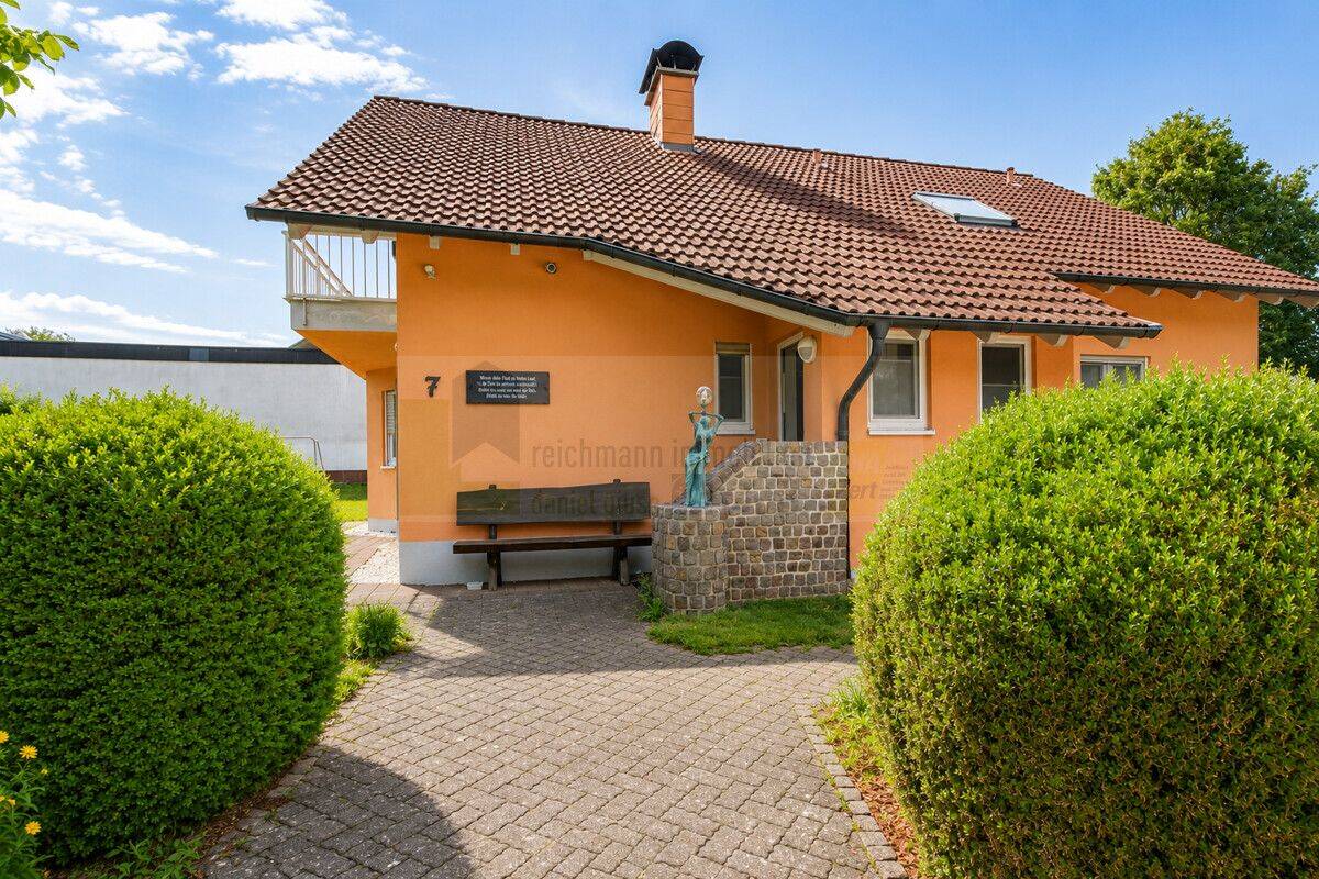 Top-Einfamilienhaus mit geschütztem Garten, Sommergarten, sep. Zugang Souterrainbereich und zwei Garagen in ruhiger Sackgassenlage von Donaueschingen, 78166 Donaueschingen