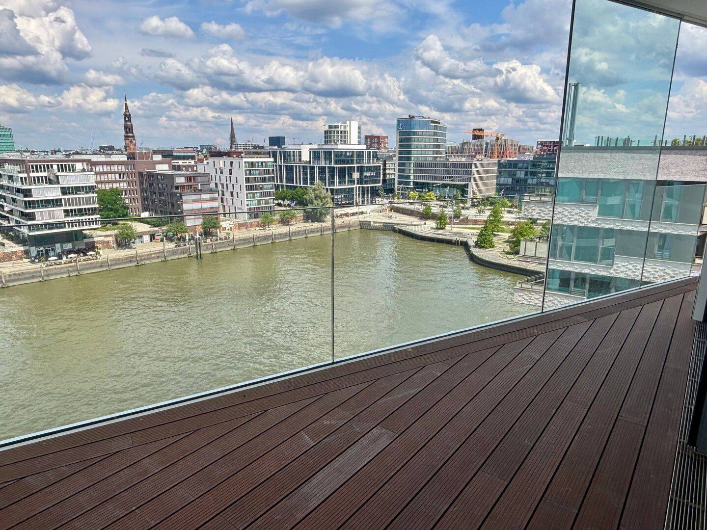 Ein Zuhause mit Panorama. Eine Adresse mit Prestige. The Crown Strandkai, 20457 Hamburg (Mitte)