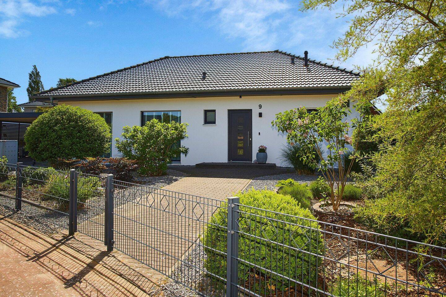 Modernes Wohnen auf einer Ebene – Energieeffizienter Bungalow mit Traumgarten vor den Toren Hamburgs, 24568 Nützen