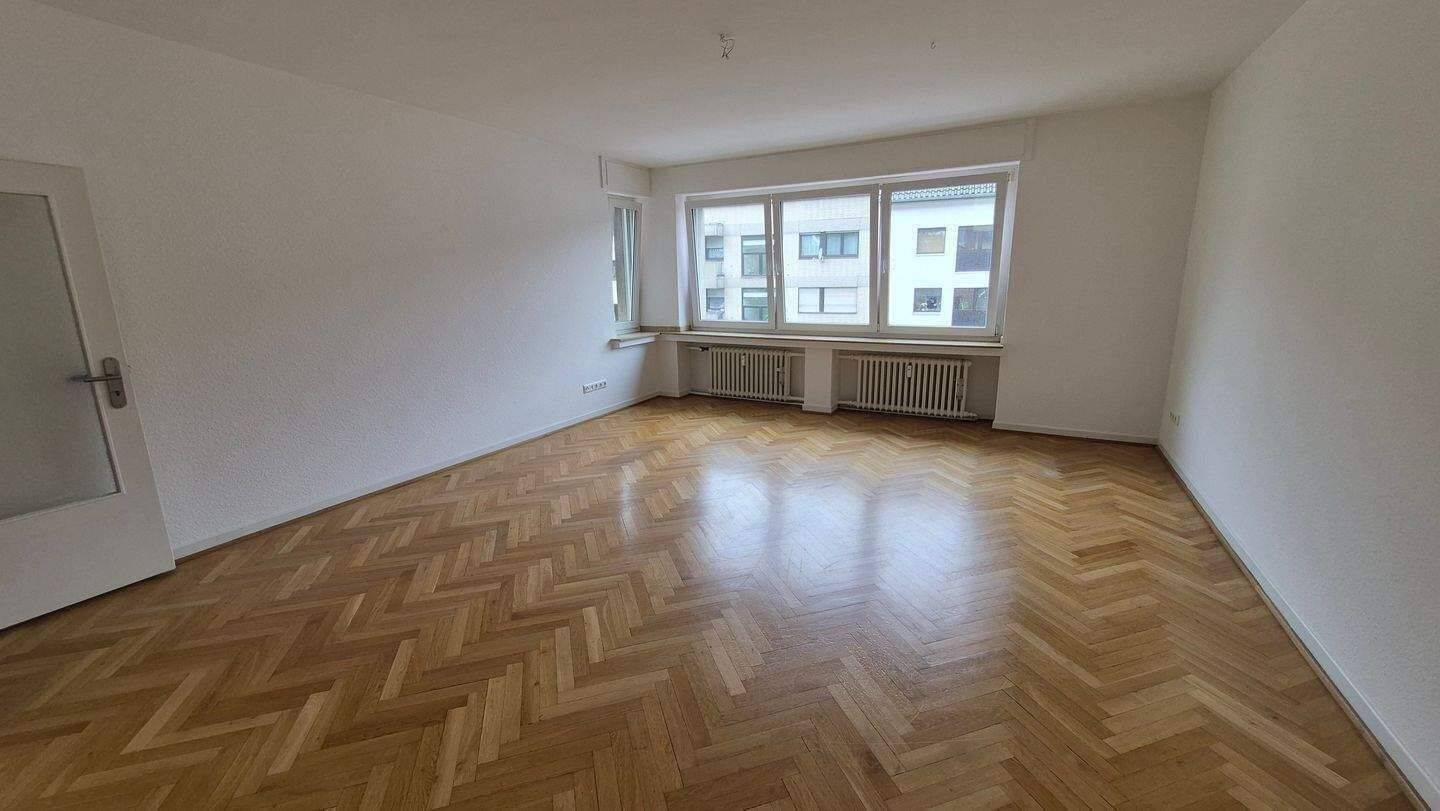 Top geschnittene und renovierte Altbauwohnung mit Flair und großer Terrasse. Nähe Tierpark ! Traumhafter Ausblick ins Wäldchen !, 41199 Mönchengladbach