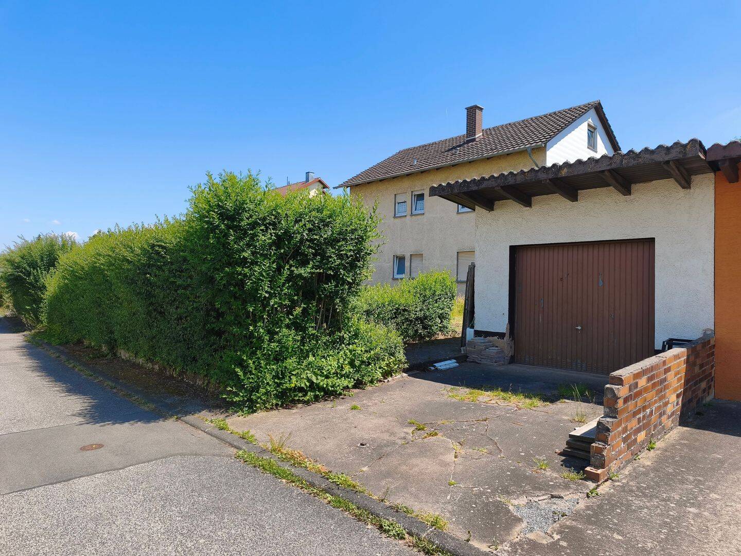 Charmantes Zweifamilienhaus mit großem Grundstück und viel Potenzial in Külsheim, 97900 Külsheim