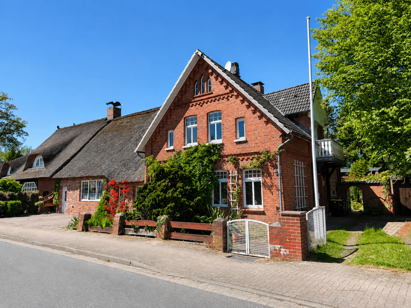 Ein Haus mit Seele – historisches Reetdachhaus mit Einliegerwohnung, Traumgarten & zusätzlicher Ausbau- und Bebauungsmöglichkeit in Marxen, 21439 Marxen