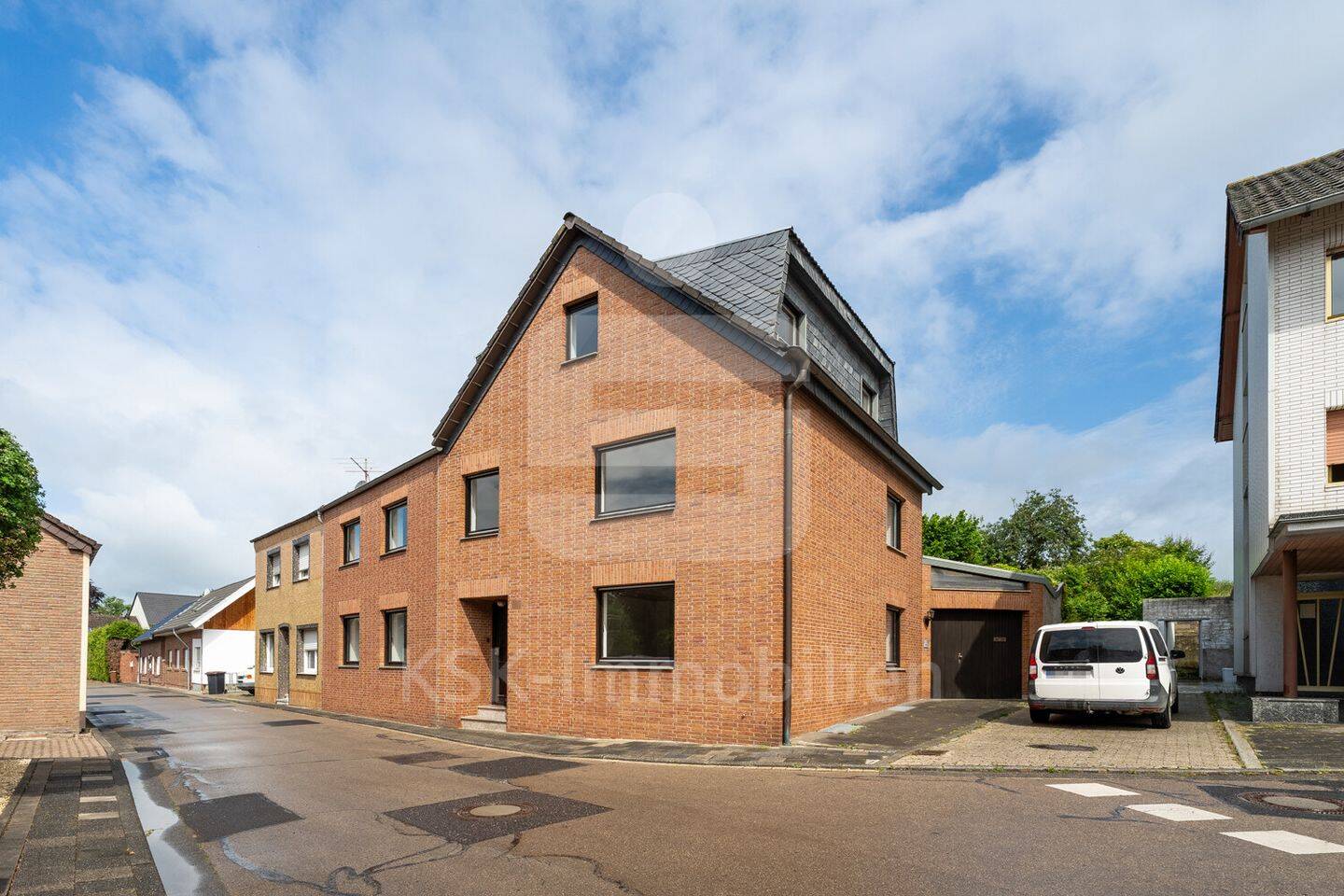 Repräsentatives Zweifamilienhaus mit Maisonettewohnungen in Elsdorf-Oberembt., 50189 Elsdorf