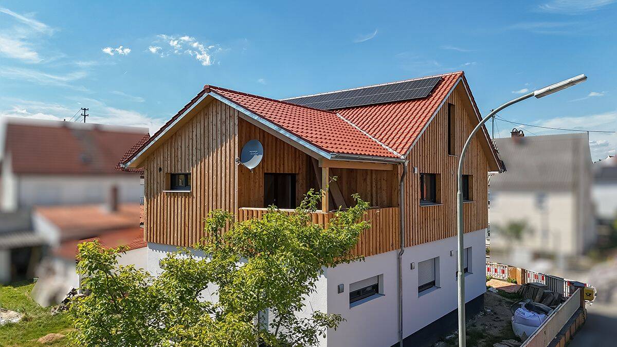 Erstbezug + 3 Zimmer, Dachstudio, Loggia und Holzfassade + PV-Anlage und Wärmepumpe, 85053 Ingolstadt (Ingolstadt Kothau Niederfeld Ringsee Rothenturm)