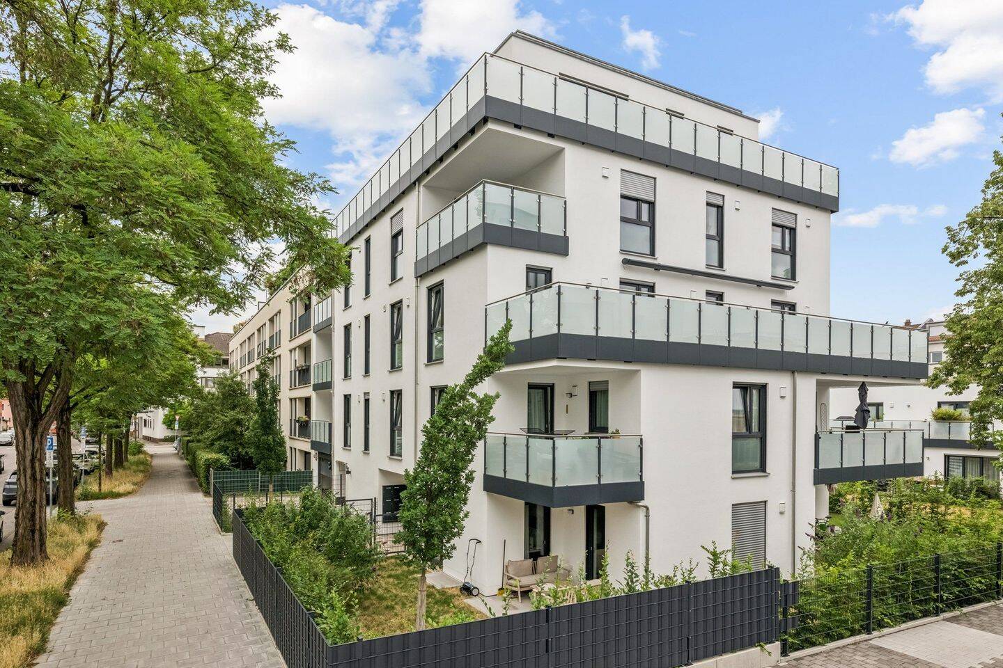 Modernes Wohnen · 3-Zimmerwohnung mit Loggia & Tiefgarage · Erstbezug – 80992 München – Bild 1 von 11