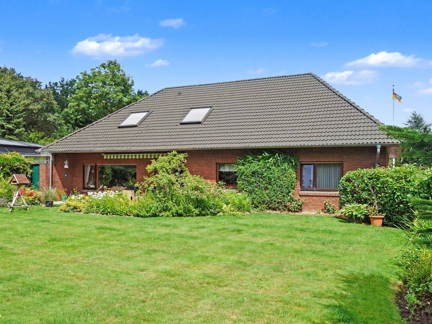 Großer Walmdachbungalow mit Garage und Carport in Toplage in Brunsbüttel, 25541 Brunsbüttel