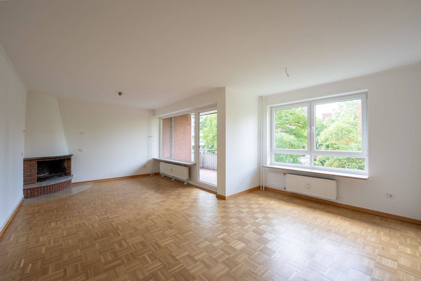 Erstbezug nach Renovierung: Stilvolle 94 m² Wohnung mit Kamin, hochwertiger Einbauküche und Loggia, 25421 Pinneberg