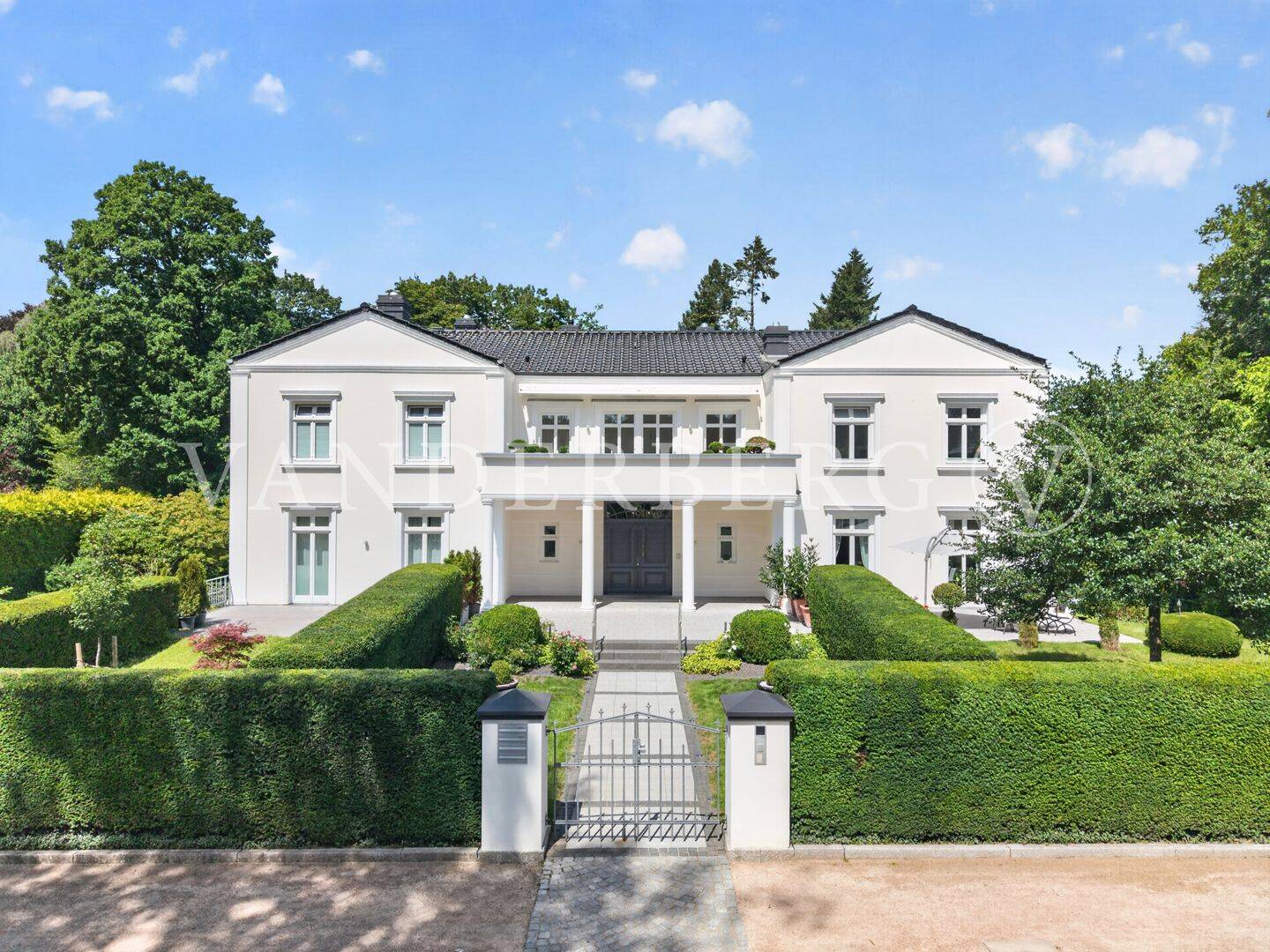 Imposantes Anwesen – Haus-im-Haus-Charakter mit großzügigem Grundstück & Wohnkomfort auf drei Ebenen, 22391 Hamburg (Wandsbek)