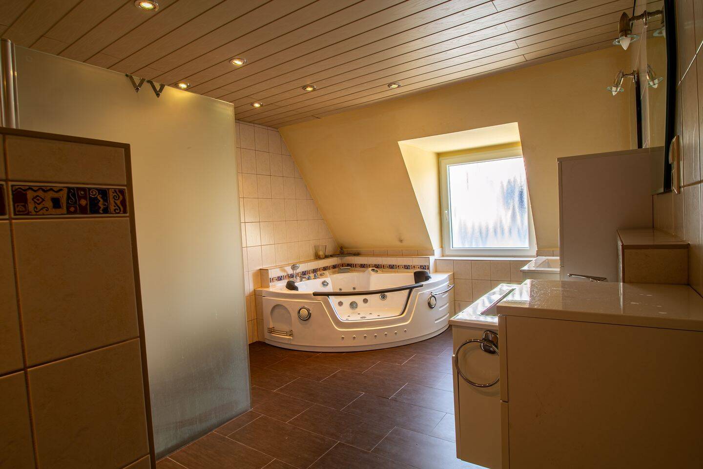 Großzügige 4-Zimmer-Wohnung mit Galerie, zwei Bädern und Einbauküche, 95028 Hof (Haidt Innenstadt Jägersruh Leimitz)
