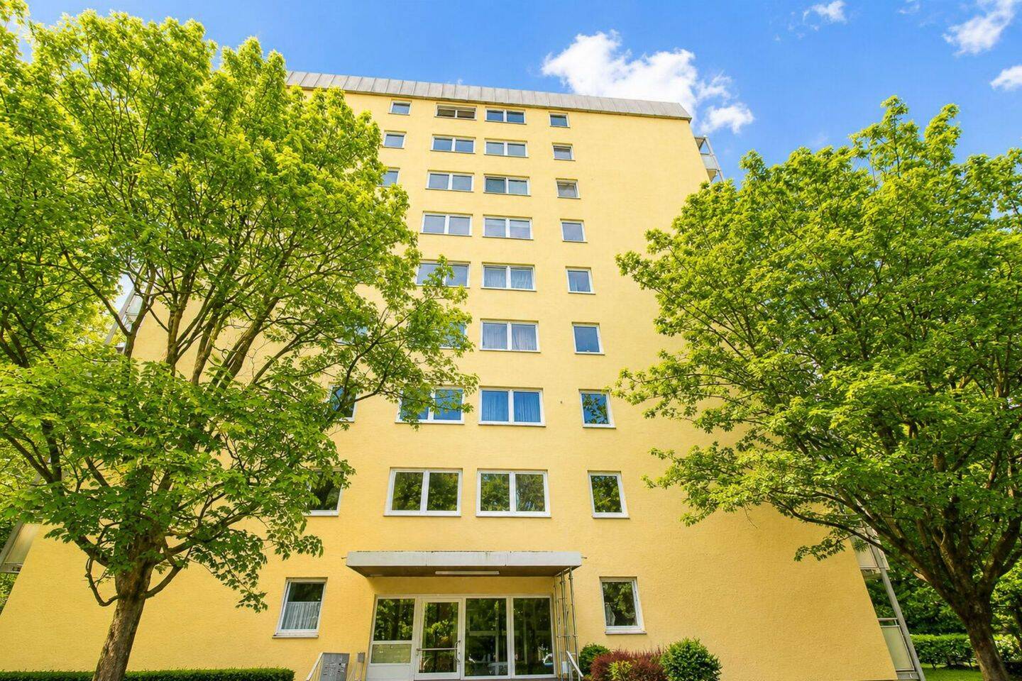 Sanierungsbedürftige Eigentumswohnung mit Balkon und separater Küche, 81927 München (Bogenhausen)