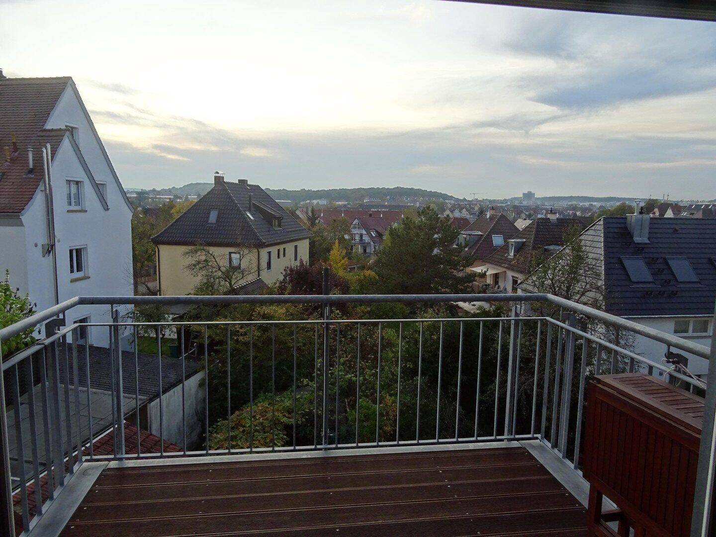 Charmante 2,5-Zimmer-Maisonette mit ausgebautem Spitzboden über den Dächern von Zuffenhausen, 70435 Stuttgart (Stammheim Zuffenhausen)