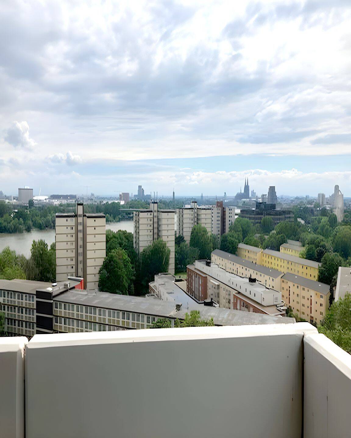Wohnung mit Traumausblick und Stellplatz in Tiefgarage, 50735 Köln (Nippes Niehl Riehl Weidenpesch)