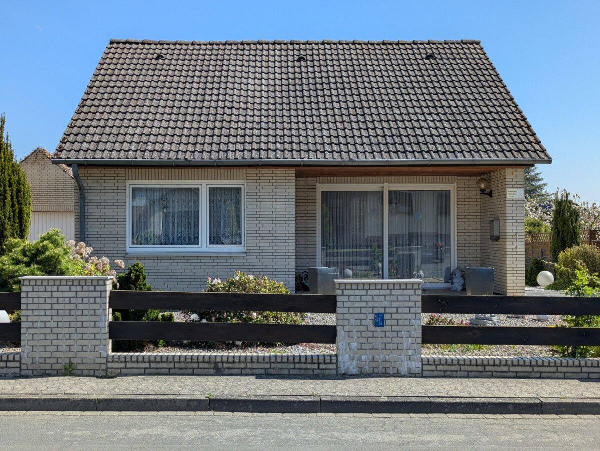 Freistehend auf großem Grundstück mit Garten und zwei Terrassen in Vorsfelde, 38448 Wolfsburg