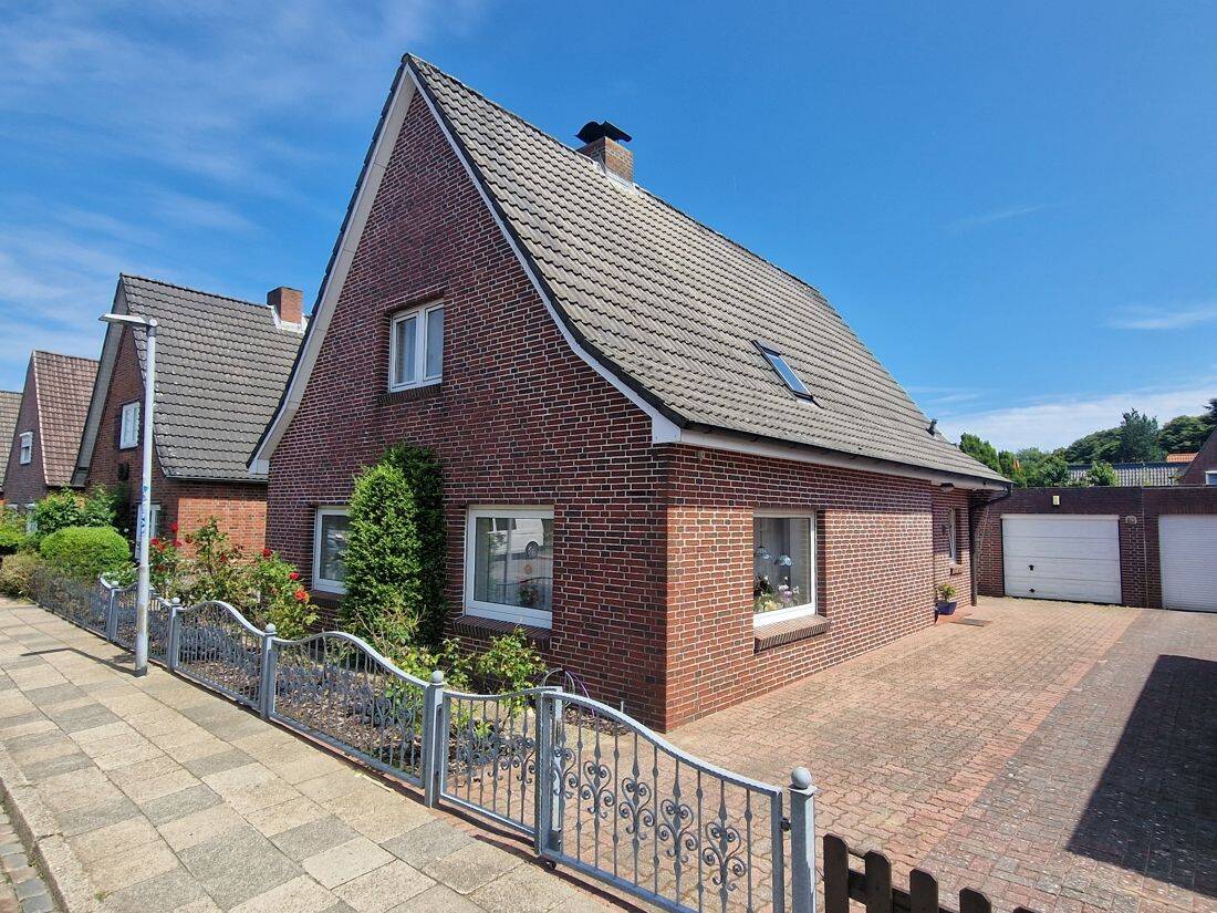 Wohnhaus mit Wintergarten und Garage in Heide, 25746 Heide
