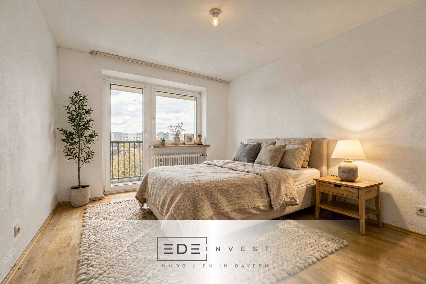 Über den Dächern der Stadt: Sonnige 3-Zimmer-Wohnung mit zwei Balkonen, 81735 München (Berg am Laim Ramersdorf-Perlach Trudering-Riem)