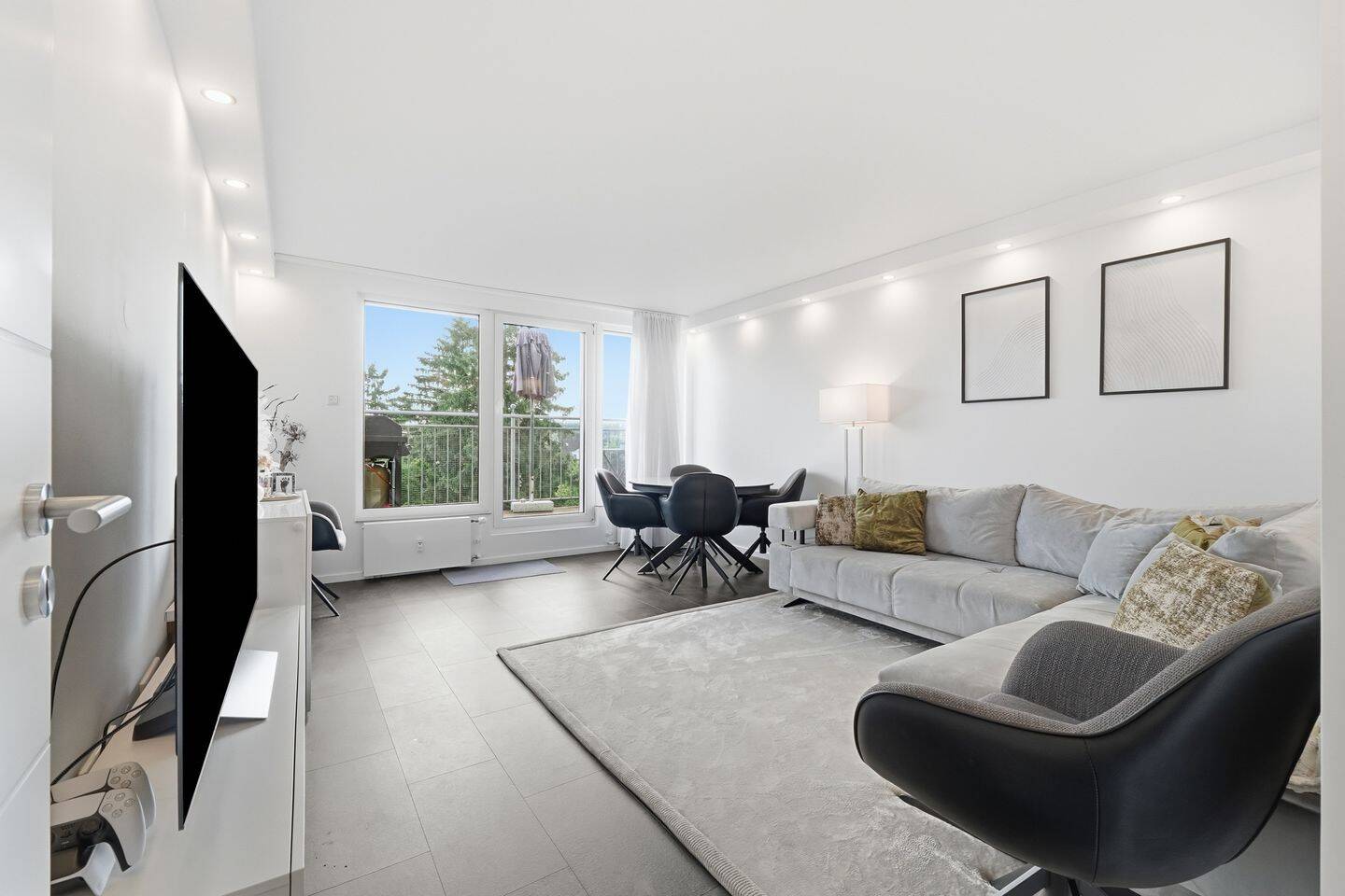 Vollsanierte Dachgeschosswohnung mit moderner Einbauküche, Balkon & Gartenblick in Köln-Flittard, 51061 Köln (Mülheim Dünnwald Flittard Höhenhaus Stammheim)
