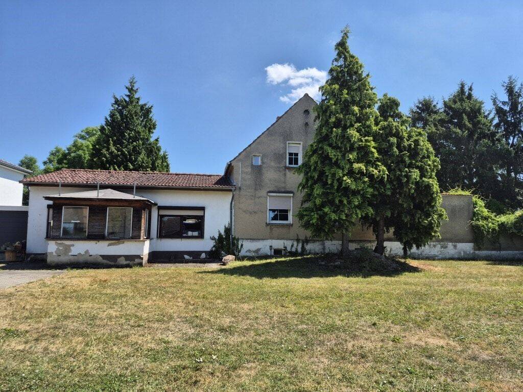 Einfamilienhaus mit Nebengelass und großräumigen Grundstück, 6794 Sandersdorf-Brehna