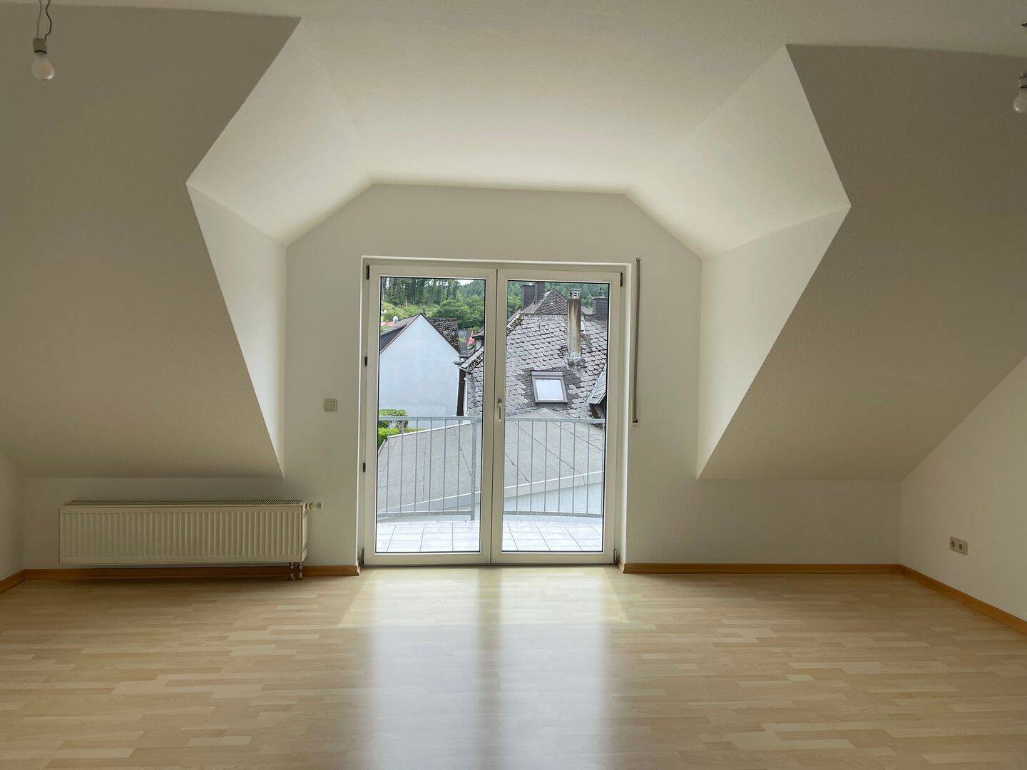 Frisch renovierte 2-Zimmer DG-Wohnung mit Balkon und EBK, 35745 Herborn