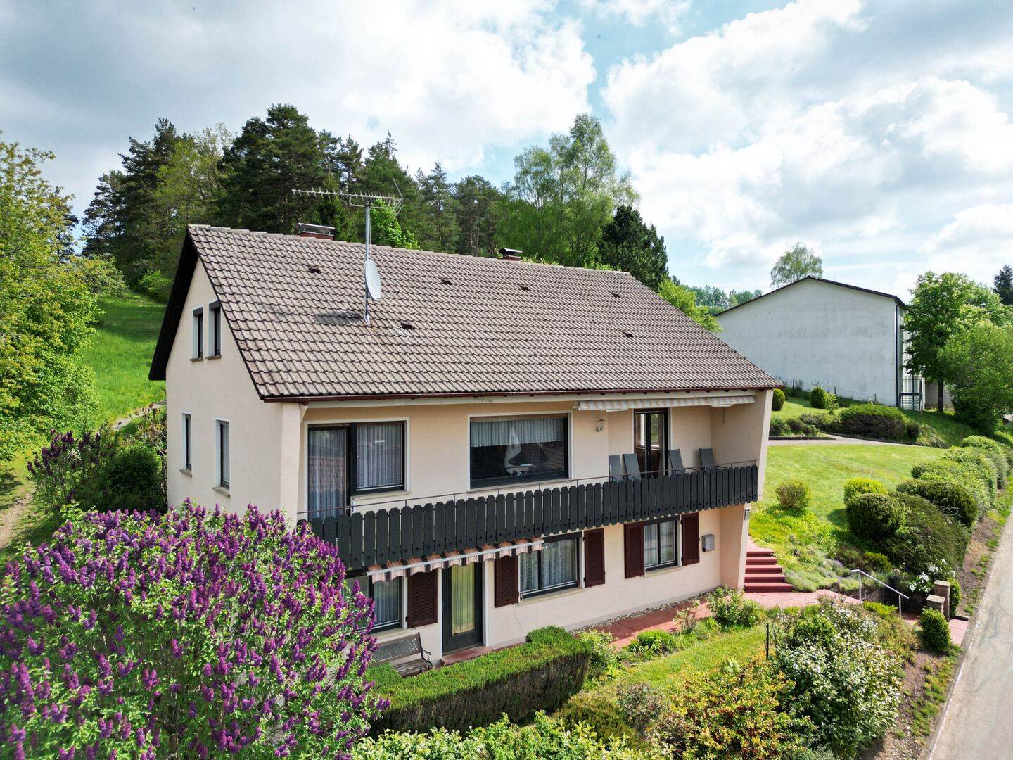 Familienglück. 7 Zimmer auf 133 qm. Einliegerwohnung. Tolle Gartenoase. Zwei Garagen. TOP-Preis., 72280 Dornstetten