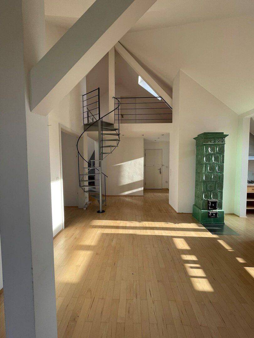 Exklusive provisionsfreie Dachgeschosswohnung mit Galerie und Wintergarten und separatem Appartement