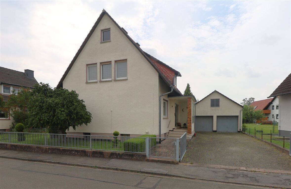 Großzügig wohnen in bester Lage: Ein- oder Zweifamilienhaus mit Doppelgarage, 37290 Meißner
