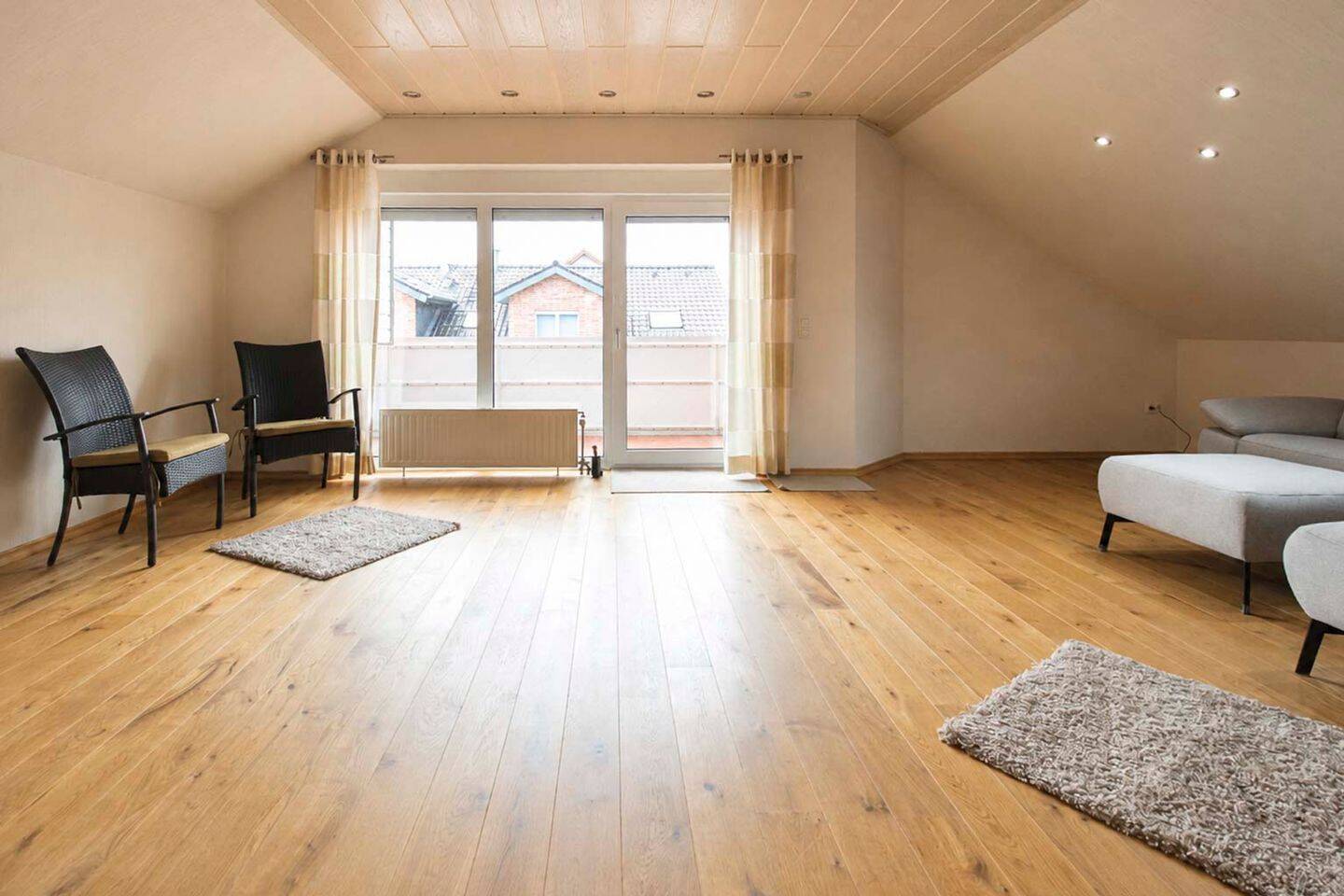Gemütliche Dachgeschosswohnung mit Einbauküche & Außenstellplatz – bezugsfrei in Bad Lippspringe, 33175 Bad Lippspringe