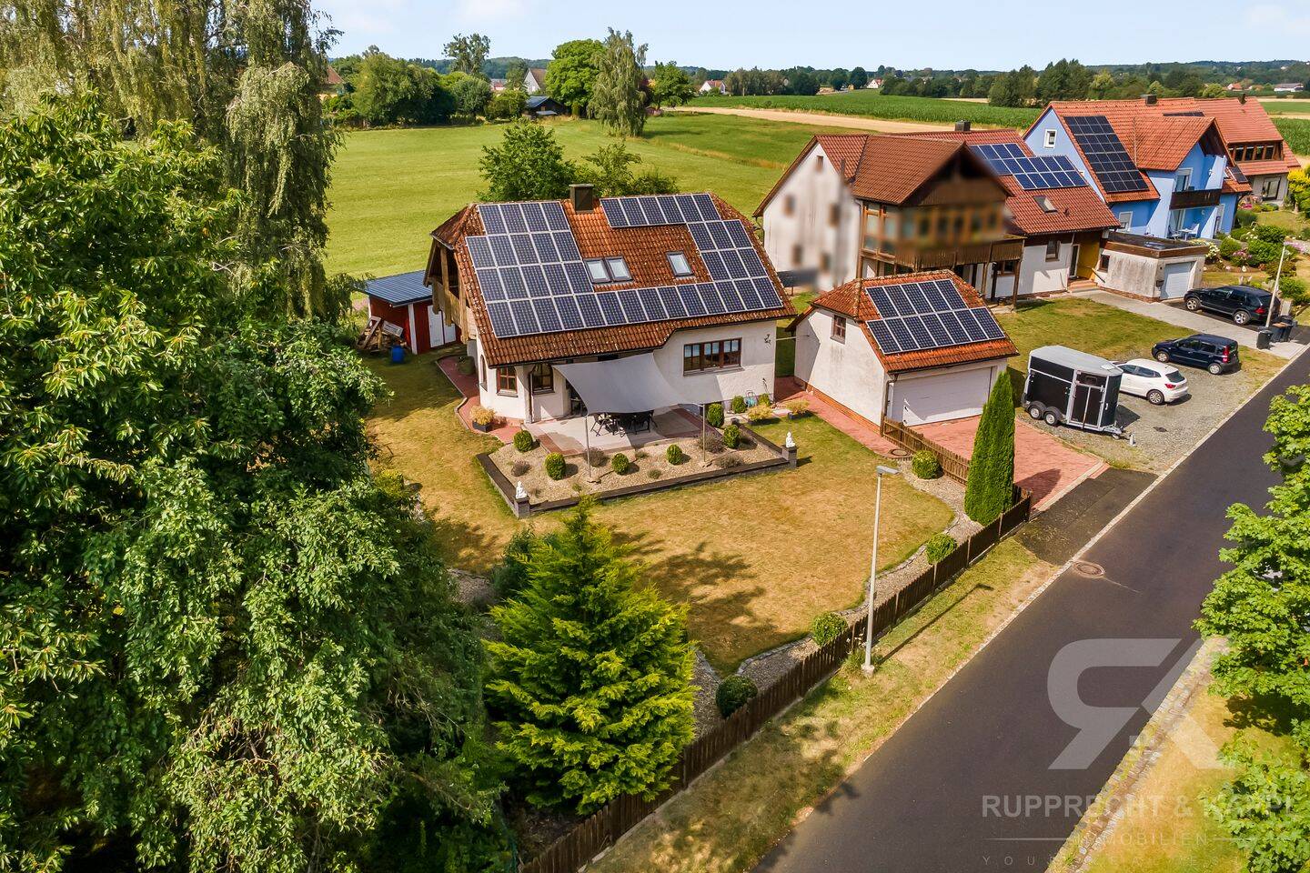 Wohnen mit Weitblick – Modernisiertes EFH mit Feldblick, Südterrasse und Doppelgarage in Krummennaab, 92703 Krummennaab