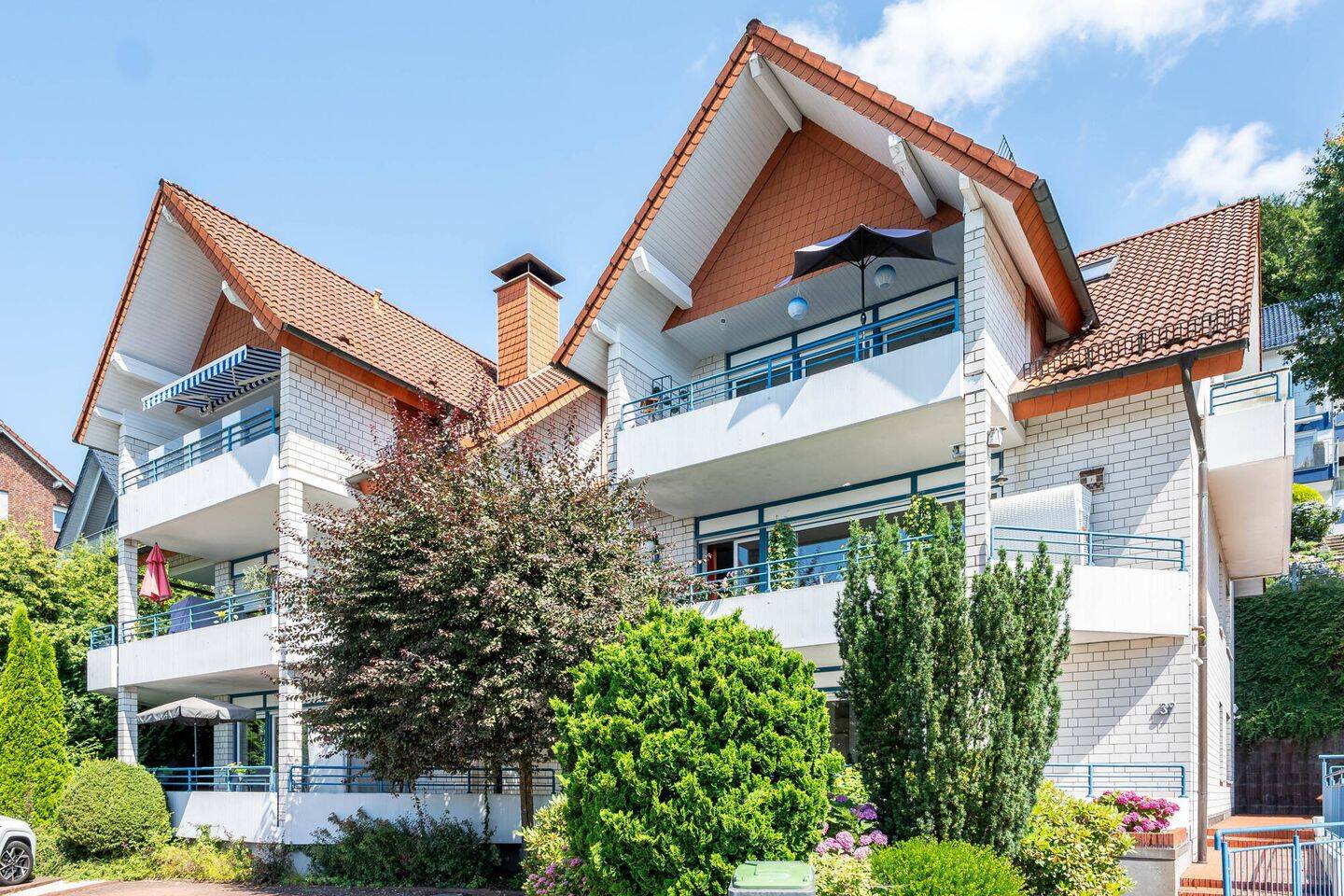 Große Erdgeschosswohnung mit Einbauküche, Balkon und Tiefgarage in bester Lage von Oerlinghausen, 33813 Oerlinghausen