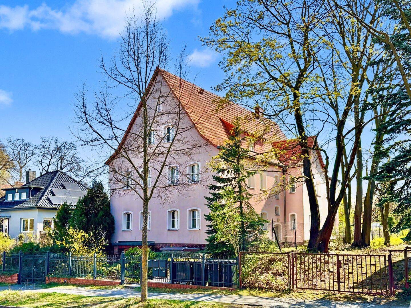 Mehrfamilienhaus als Aufteiler geeignet zzgl. Baugrund in Berlin Alt Glienicke, 12524 Berlin (Treptow-Köpenick Altglienicke Kleingartenanlage Falkenbrunn 1)