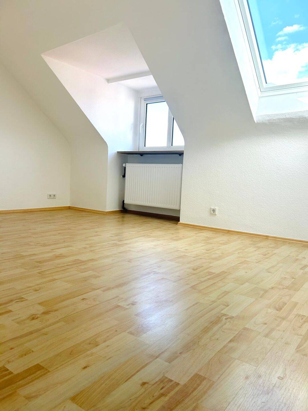 Renovierte, großzügige 2-Zimmer-Dachgeschosswohnung mit Wohlfühlcharakter, 90522 Oberasbach